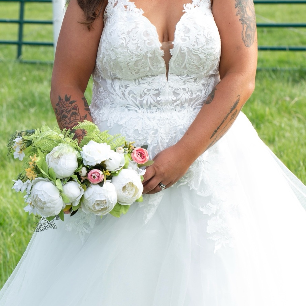 Elegant White Lace Wedding Dress